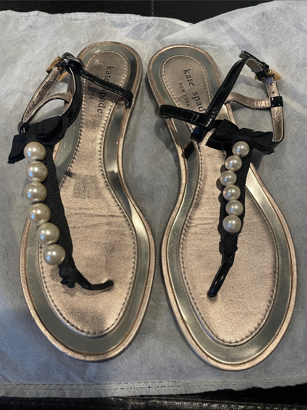 Kate Spade Pearl & Patent Leather Bow Thong Sandals sz 7
